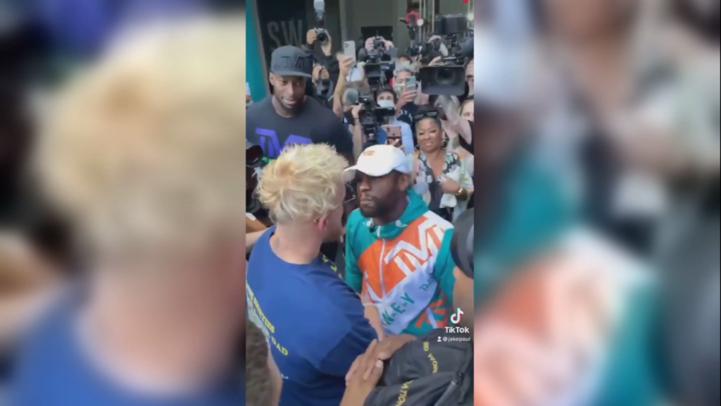 Jake Paul Le Quita Una Gorra A Floyd Mayweather Y Se Desata Altercado