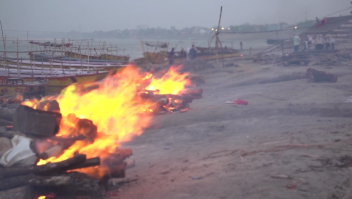 Desgarrador recorrido por las cremaciones masivas en la India