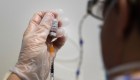 Mujer italiana recibe 6 dosis de la vacuna de Pfizer