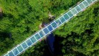 Turista queda colgado de un puente de cristal en China