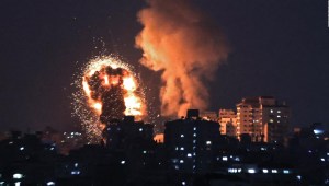Torre de 13 pisos se desploma en Gaza tras ataque