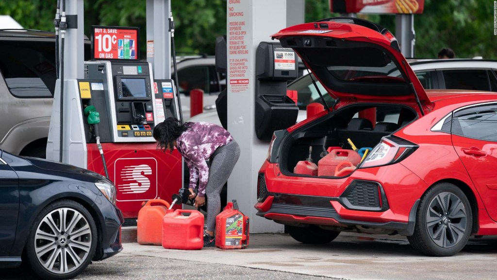 Echar gasolina "por si acaso" crea caos, dice economista