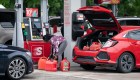 Echar gasolina "por si acaso" crea caos, dice economista
