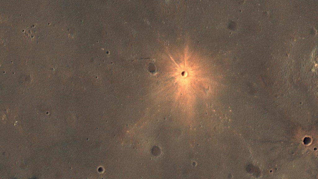 Descubren un cráter brillante en la superficie de Marte