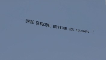 El colombiano que creó la pancarta de "Uribe genocida dictador"