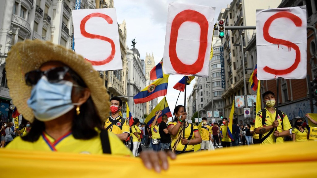 Investigan muertes de jóvenes involucrados en protestas en Colombia