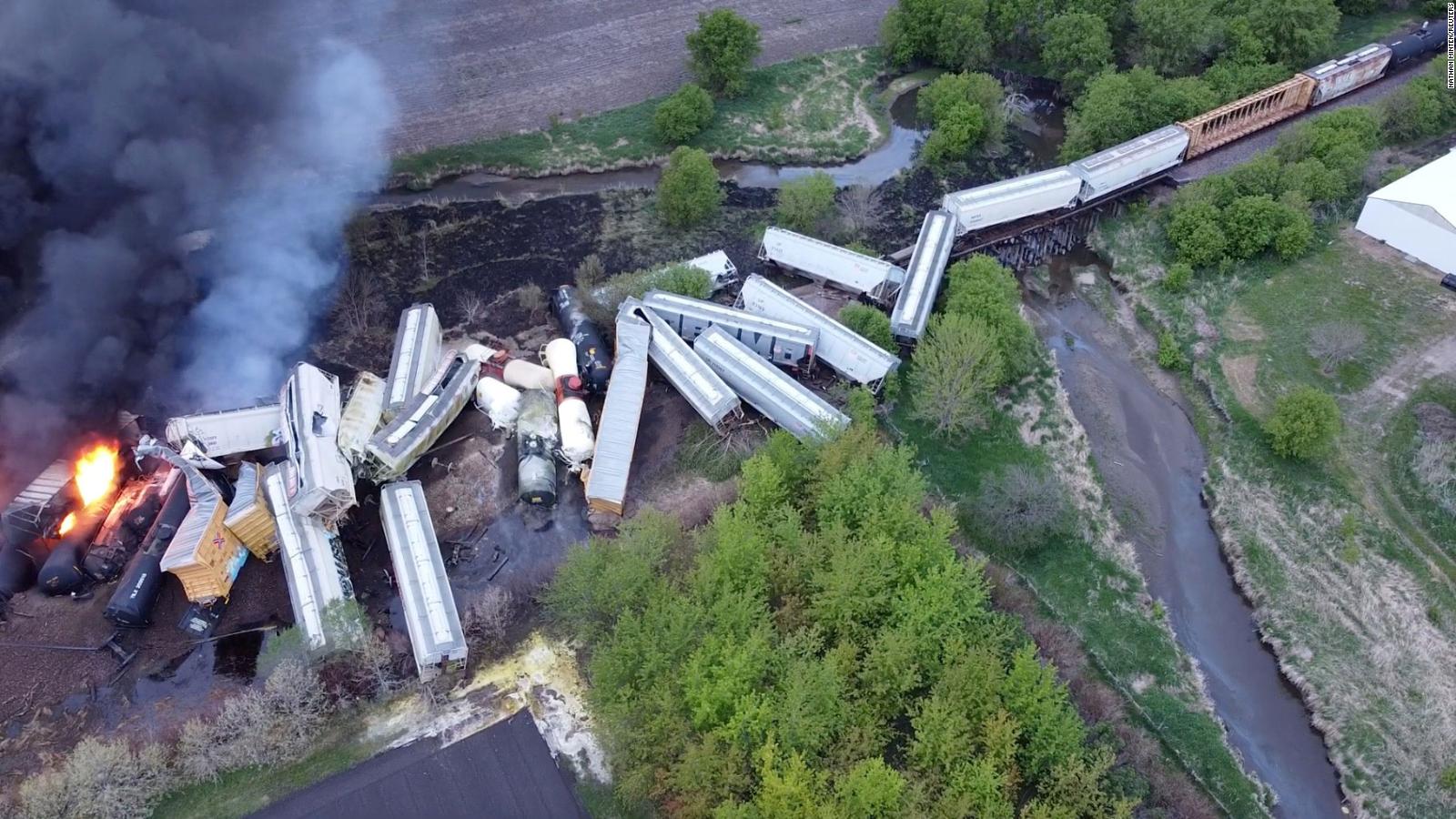 Union Pacific Prepares To Remove Derailed Train Cars In US | Video ...