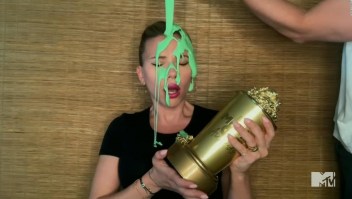 Scarlett Johanson es bañada en slime durante los MTV Movie & TV Awards