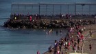 Marroquíes nadan a enclave español del norte de África