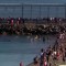 Marroquíes nadan a enclave español del norte de África