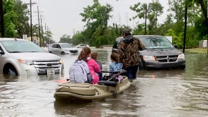 Millones en Texas están bajo advertencias de inundaciones repentinas debido a lluvias torrenciales