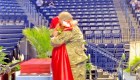 Militar sorprende a su hija en la graduación