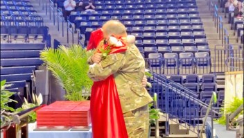 Militar sorprende a su hija en la graduación