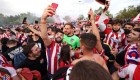 Hinchas del Atlético de Madrid celebran eufóricamente el campeonato