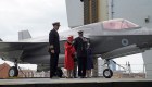 Reina Isabel II visita buque más grande del Reino Unido