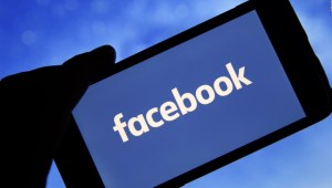 Facebook da marcha atrás con política sobre covid-19