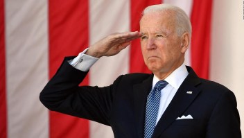 Biden rinde homenaje a soldados que murieron en combate