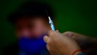Argentina avanza en vacunación, pero casos no disminuyen