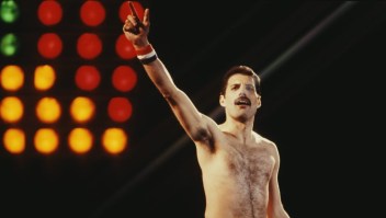 El legendario Freddie Mercury, líder de Queen y emblema del rock, será homenajeado en el libro de historietas Freddie Mercury: Lover of Life, Singer of Songs, completamente inspirado en su música, vida y letras.(Fotografía: Keystone/Hulton Archive/Getty Images)