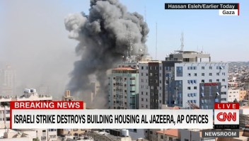Video muestra el derrumbe del edificio que albergaba oficinas de AP y Al Jazeera en Gaza