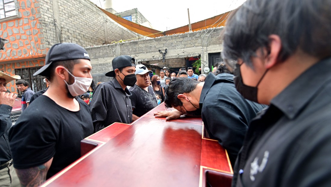 Familiares de víctimas en la tragedia del metro de México buscan denunciar a funcionarios