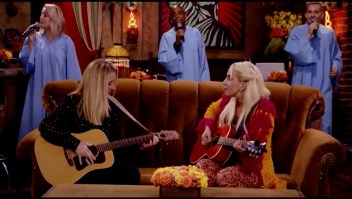 Friends: Lisa Kudrow y Gaga cantan ‘Smelly Cat’