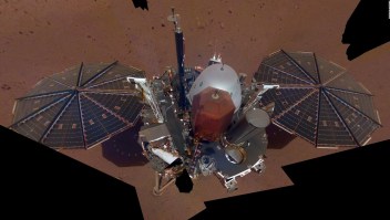 Así se quita el polvo marciano la misión InSight