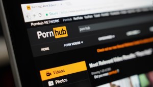 Decenas de mujeres demandan a Pornhub