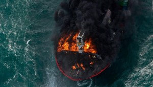 Sri Lanka: incendio de un buque carguero continúa haciendo estragos
