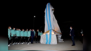 Messi encabeza la inauguración de la estatua de Maradona
