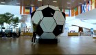 Mira el balón de fútbol Lego más grande del mundo