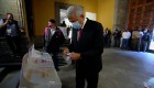 López Obrador emitió su voto usando mascarilla