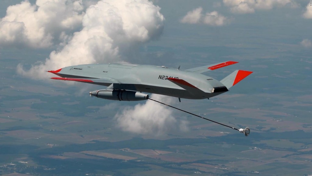 Por primera vez, un dron reposta un avión en vuelo