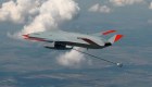 Por primera vez un dron recarga combustible a un avión en pleno vuelo