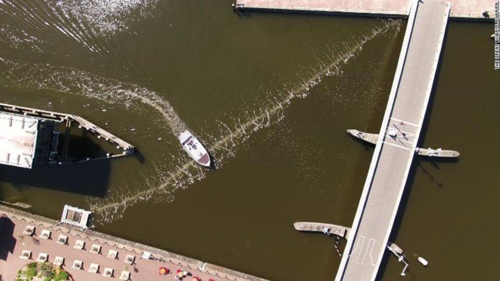 Barrera de burbujas frena basura en canal de Ámsterdam
