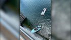 Video: rescatan bote que quedó colgando de represa