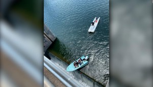 Video: rescatan bote que quedó colgando de represa