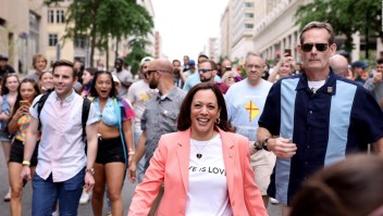 Kamala Harris participa en desfile del Orgullo gay