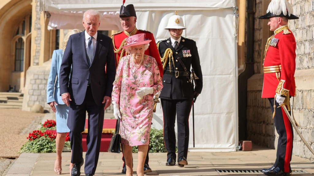 La reina Isabel II recibe al presidente Biden