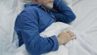 Dormir poco o mal podría causar demencia
