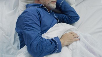 Dormir poco o mal podría causar demencia