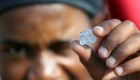 Buscan fortuna tras hallazgo de piedras en Sudáfrica