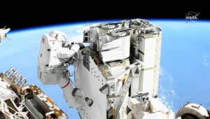 Astronautas no pueden instalar paneles solares en la EEI