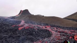 Lava caliente para turistas de Islandia