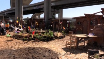Personas sin hogar en Oakland crean "villa milagrosa"