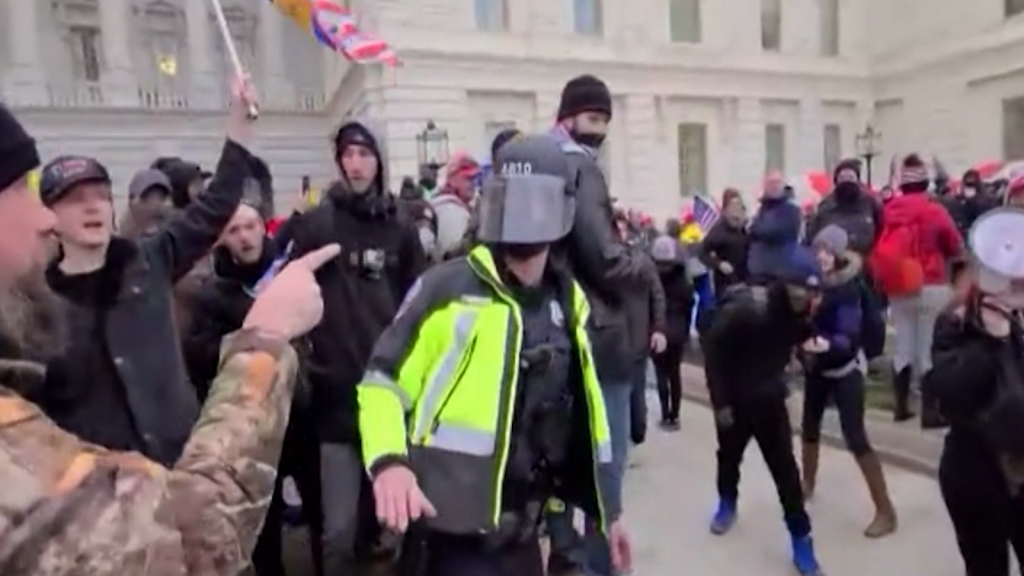 Mire los golpes a policías el 6 de enero en el Capitolio