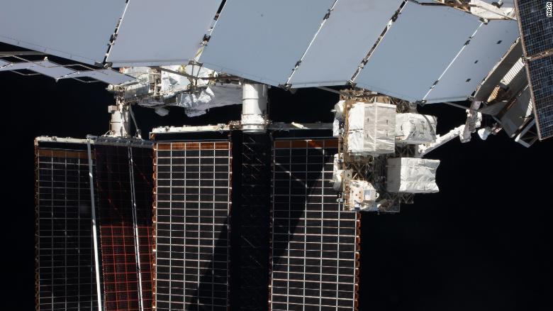 Observa a los astronautas instalar un panel solar gigante fuera de la estación espacial