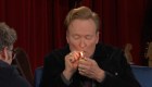 Conan O'Brien fuma marihuana en televisión