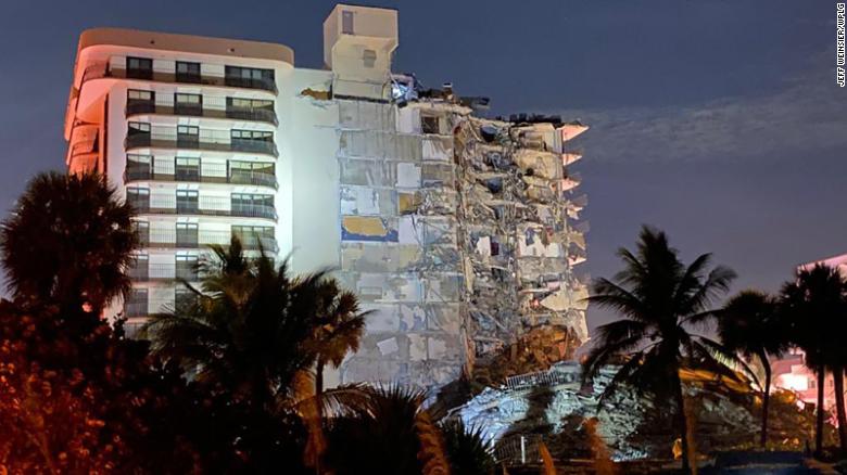 Minute by minute: The building near Miami-Beach collapses somewhat;  At least one person was killed and at least 10 were injured