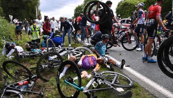 Mujer interrogada por accidente en el Tour de Francia
